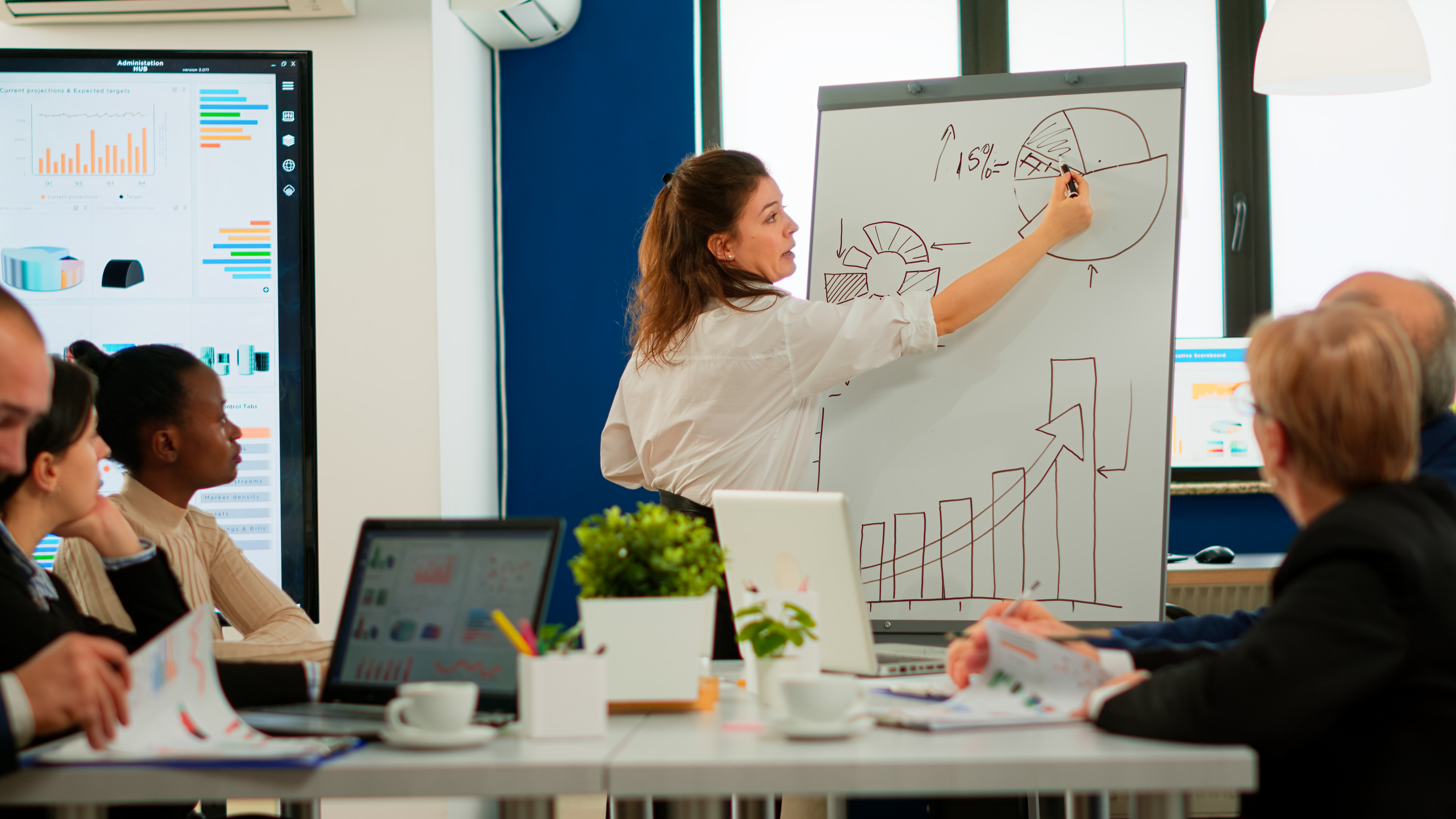 Professionnels travaillant ensemble sur une stratégie marketing