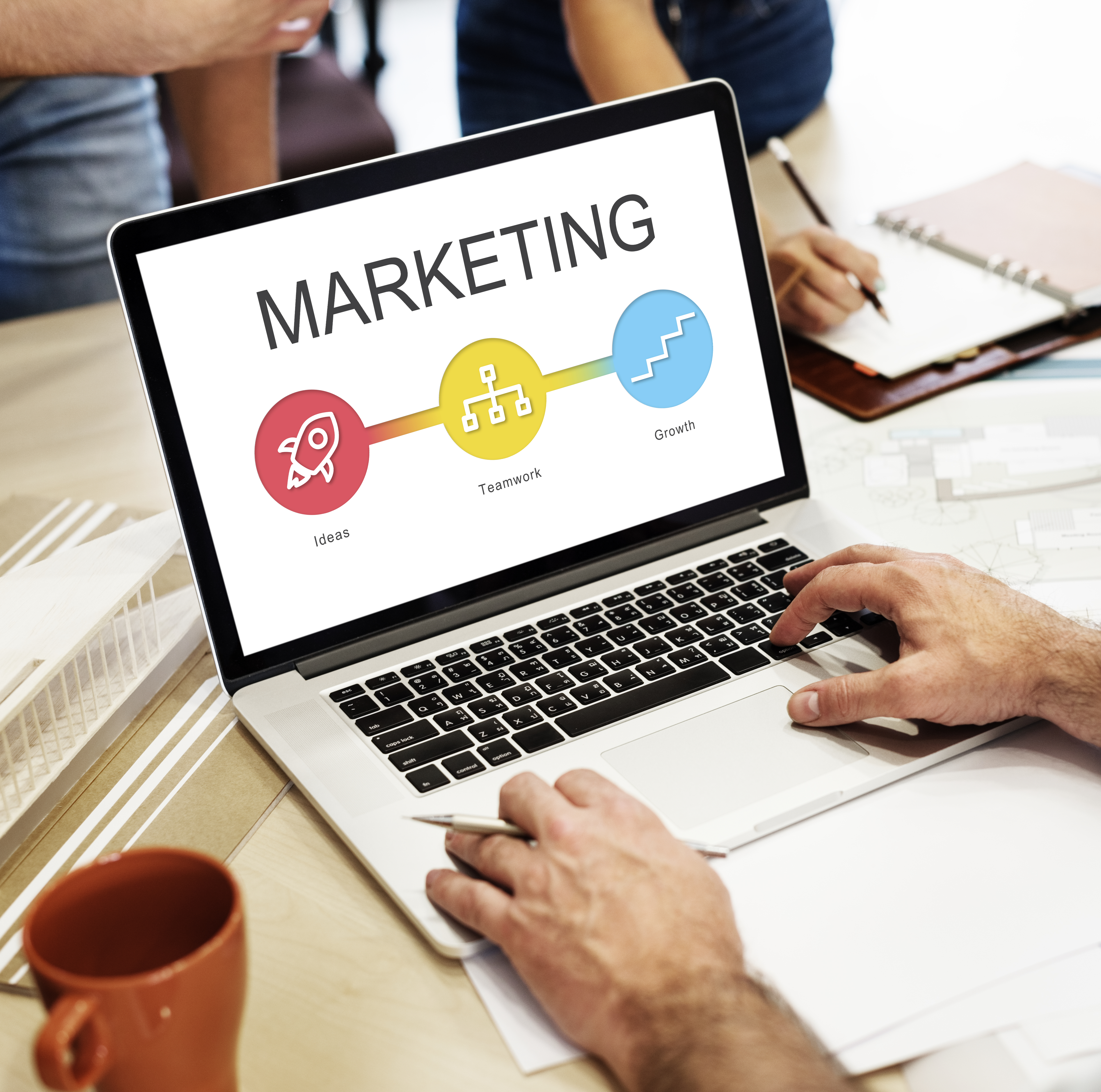 Présentation d'une stratégie marketing en équipe
